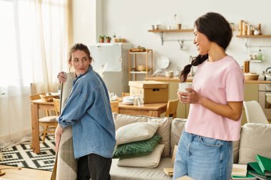 Sevgi dolu bir çift, evlerini düzenlerken, sıcaklık ve şefkat yayarken bir anı paylaşır..