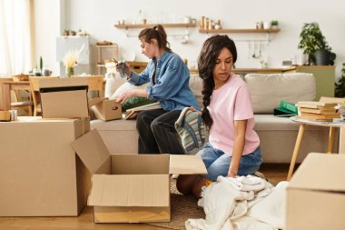 İki kadın özel bir anı paylaşıyor. Eve davet edildiklerinde, sevgi dolu..