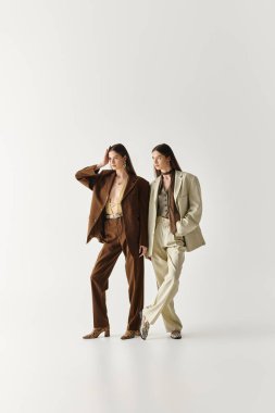 İkiz kardeşler eşgüveni ve stili eşgüdümlü elbiseleriyle paylaşıyorlar, bağlarını vurguluyorlar..