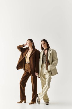 İki güzel genç kız kardeş modern bir ortamda şık kıyafetlerini sergilerken birbirlerine bağlanıyorlar..