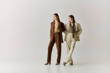 İkiz kardeşler moda kıyafetlerini sergilerken bir arada vakit geçirmenin keyfini çıkarıyorlar..