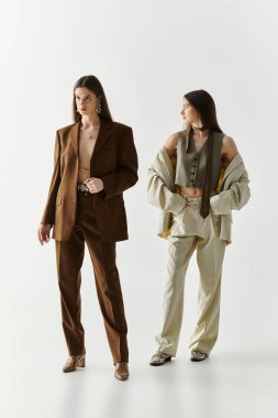 İki güzel ikiz kardeş aile bağlarını kutlarken farklı kıyafetler sergilerler..