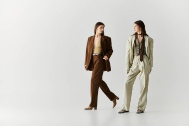 İki zarif ikiz kardeş, kapalı mekanda eğlenirken farklı tarzlarını ifade ederler..