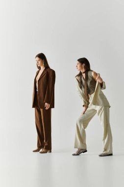 İkiz kardeşler bir stüdyoda eşsiz moda eserlerini modellerken aynı zevki ve stili paylaşıyorlar..