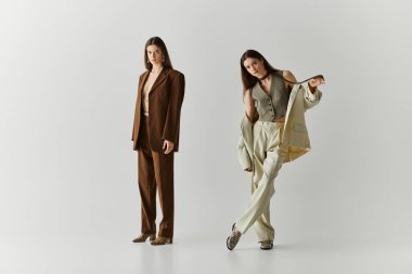 İkiz kardeşler bağlarını şık kıyafetler ve kendine güvenen pozlarla gösteriyorlar..