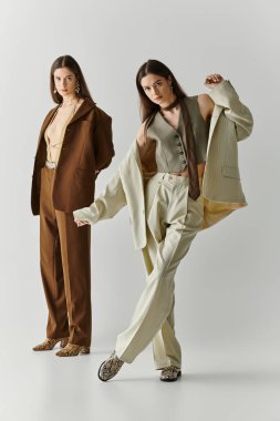 İki sevimli ikiz kardeş, kendine güvenen ve oyuncu pozlar veren eşsiz moda tarzlarıyla gösteriş yaparlar..