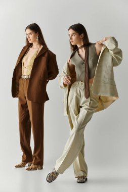 İkiz kız kardeşler moda anlayışlarını sergilerken aynı zamanda büyüleyici bir iç mekan ortamında kaynaşıyorlar..