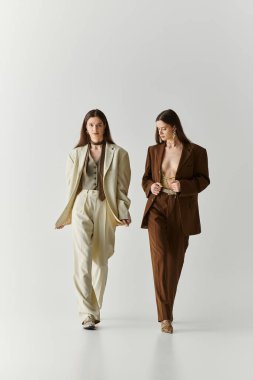 İkiz kardeşler birlikte dolaşır, eşsiz ama tamamlayıcı kıyafetlerini parlak bir mekanda sergilerler..