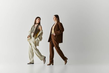 İkiz kardeşler aralarındaki bağları çarpıcı kıyafetlerle, minimalist bir ortamda yürürken ifade ederler..