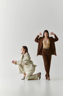 İki güzel ikiz kardeş kendilerine has tarzlarını şık kıyafetler ve kapalı mekanlarda poz vererek ifade ederler..