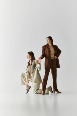 Modayı takip eden ikiz kardeşler, şık kıyafetlerini minimalist bir stüdyoda sunarken birbirlerine bağlanırlar..