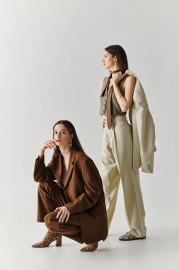 İkiz kardeşler benzersiz tarzlarını şık kıyafetlerle ifade ederler, özgüven ve zarafet yayarlar..