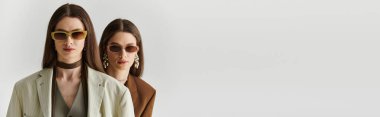 İki şık ikiz kardeş moda tercihleri ve aksesuarlarıyla zarafet sergiliyorlar..