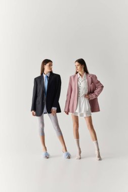 Tek yumurta ikizleri birbirine zıt kıyafetler giyip minimalist bir stüdyoya güveniyorlar..