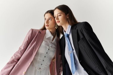 İkiz kardeşler benzersiz tarzlarını özgüvenle ifade ederken moda bağlarını gösteriyorlar..