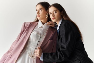 İkiz kardeşler benzersiz tarzlarını ifade eder ve yaratıcı bir ortamda moda yoluyla bağ kurarlar..