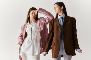 İkiz kız kardeşler farklı kişiliklerini moda, yaratıcılık ve tarz göstererek ifade ederler..