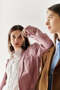 Güzel kız kardeşler birbirlerine bağlanırken benzersiz tarzlarını gösterirler..