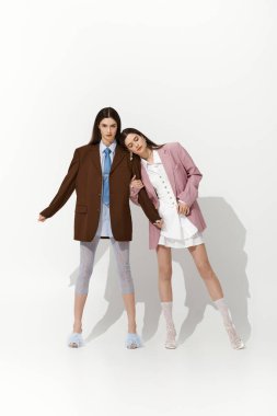 İki şık genç kız kardeş, kendilerine güvenerek, eşsiz moda anlayışlarını gösteriyorlar..