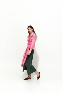 İki güzel ikiz kardeş bireyselliklerini minimalist bir stüdyoda moda yoluyla ifade ederler..