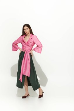 İki şık ikiz kardeş, modaya uygun kıyafetlerini ve eşsiz tarzlarını sergilerken birbirlerine bağlanırlar..