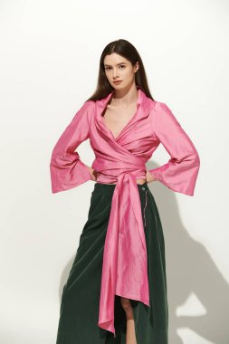 İki güzel genç kadın birlikte poz verirken eşsiz tarzlarını sergilerler..