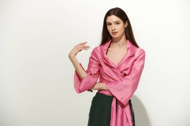 İkiz kardeşler şık kıyafetler giyip birbirlerine güvenerek bağlarını kutluyorlar..