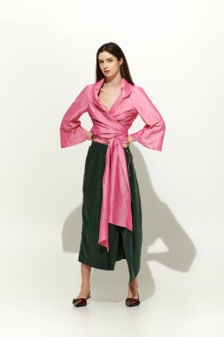 İki güzel genç kadın birlikte keyifli bir anın tadını çıkarırken tarzlarını sergiliyorlar..