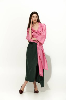 İki güzel genç kız kardeş şık kıyafetler içinde poz veriyor, bir tarz paylaşıyorlar..