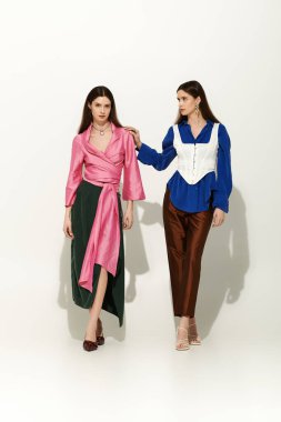 İki güzel ve genç ikiz kardeş birbirlerine bağlanırken eşsiz moda tarzlarını sergilerler..