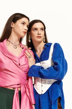 İki güzel ikiz kardeş sanatsal yeteneklerle süslenmiş modern bir stüdyoda stil üzerinde bağ kurar..