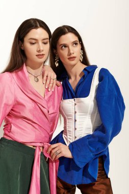 İkiz kardeşler aynı anı paylaşıyorlar, canlı kıyafetler giyiyorlar, özgüven ve tarz yayıyorlar..