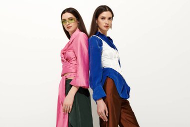 Güzel ikiz kardeşler benzersiz tarzlarını sergileyerek kardeşliği ve modayı kutluyorlar..