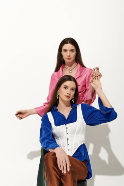 İki güzel ikiz kardeş benzersiz tarzlarını sergilerken birlikte kaliteli zaman geçirmenin keyfini çıkarıyorlar..