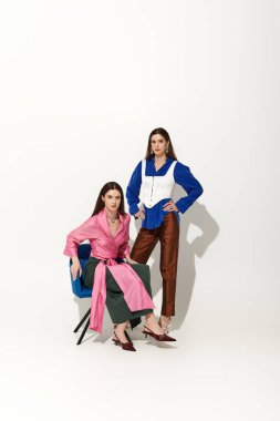 İki güzel ikiz kardeş, eşsiz tarzlarını sergileyerek genç zarafeti somutlaştırıyorlar..