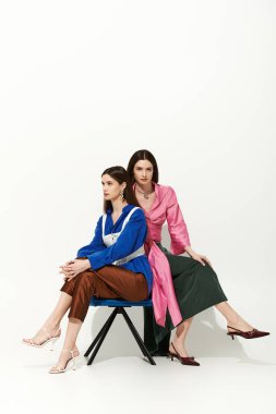 Güzel ikiz kardeşler farklı tarzlarını sergilerken birlikte geçirdikleri anın tadını çıkarıyorlar..