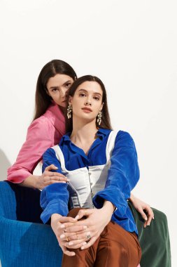 İki güzel ikiz kardeş, benzersiz stillerini ve zarafetlerini sergiledikleri bir anı paylaşıyorlar..