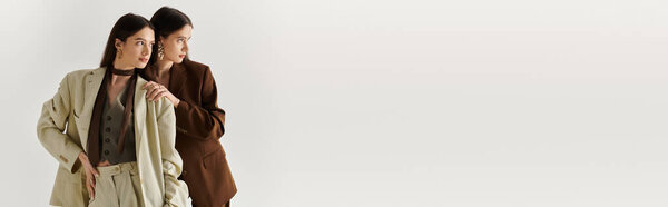 Две стильные юные сестры демонстрируют свои наряды, отражая их тесную связь.