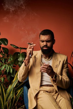 Şık bir genç adam puro ve içkiyle rahatlar, düşüncelerinde kaybolur..