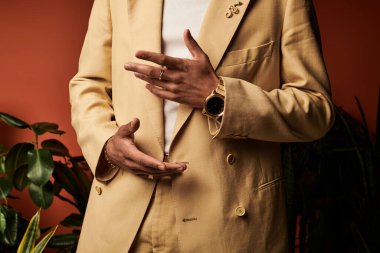 Hafif yaz kıyafetleri içindeki yakışıklı kişi yemyeşil ortamda cazibesini sergiler..