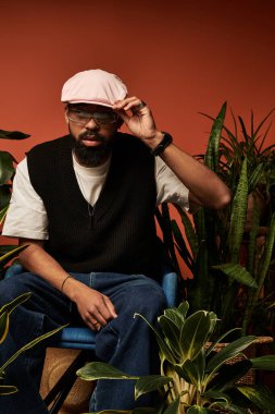 Genç bir adam hareketli bir ortamda rahatlar, şık yaz kıyafetini gösterir..