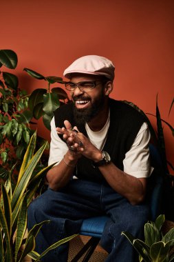 Çekici bir adam yaz aşkıyla güneşleniyor, yemyeşil ve neşeli bir havayla çevrili..