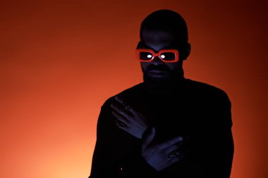 Yakışıklı şahıs yaz estetiğini, kalın güneş gözlükleriyle sergiliyor..