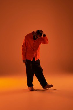 Şık bir adam canlı bir arkaplana karşı yaz kıyafetine güvenir..