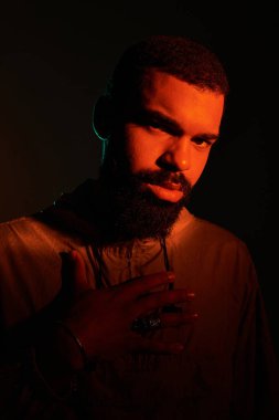 Tarz sahibi genç bir adam yaz havası yayarken büyüleyici bir şekilde ışık saçar..