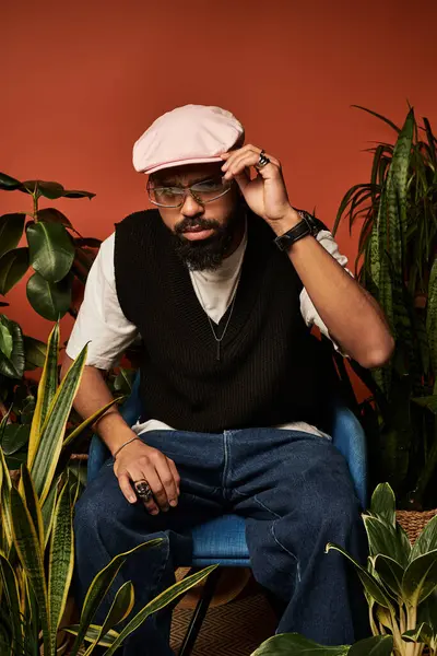 Şık genç adam yemyeşil bir yerde poz veriyor, rahat bir yaz havası yayıyor..