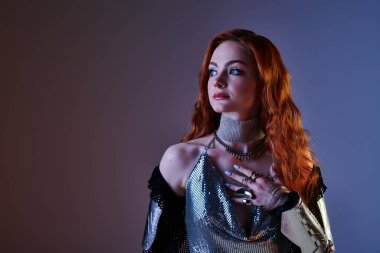 Genç bir kadın sofistike bir stil sergiliyor zarafet ve şövalye modasının bir karışımını sergiliyor..