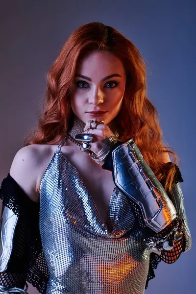 Işıldayan kıyafetli genç bir kadın kendinden emin duruyor, fantastik bir kale havası uyandırıyor..