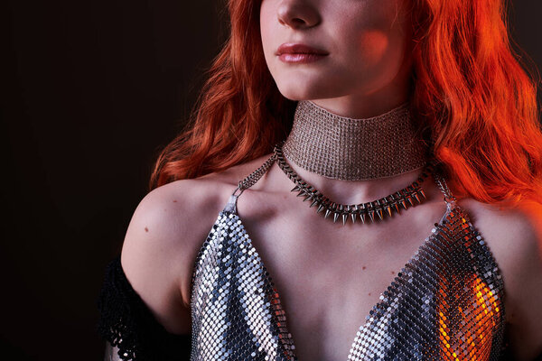 Молодая женщина в блестящем наряде и ярких волосах воплощает в себе элегантность замка.