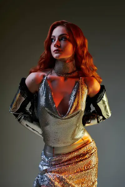 Genç bir kadın çarpıcı bir kıyafetle zarafet saçıyor, kale merkezinin estetiğini somutlaştırıyor..